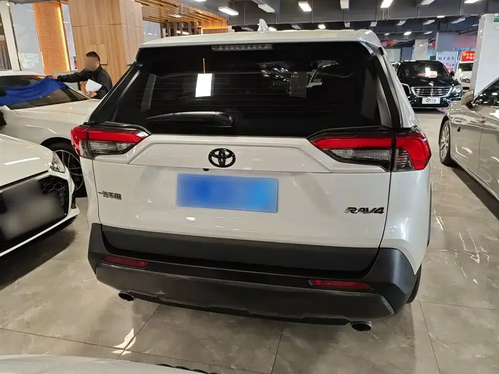 Toyota RAV4 — фото 10