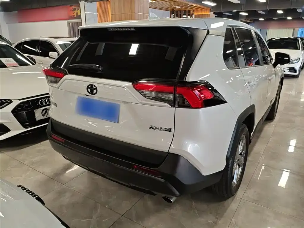 Toyota RAV4 — фото 3
