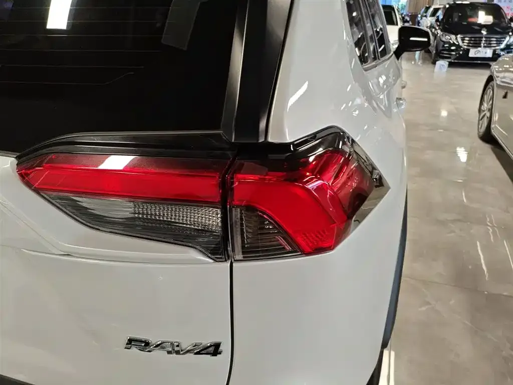Toyota RAV4 — фото 7