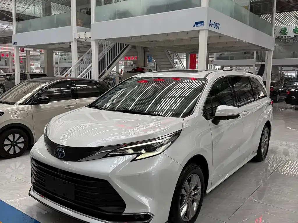 Toyota Sienna 2023 из CN, фото 1