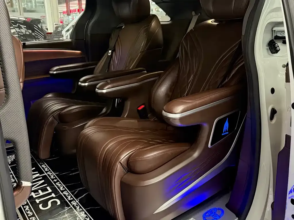 Toyota Sienna 2023 из CN, фото 2