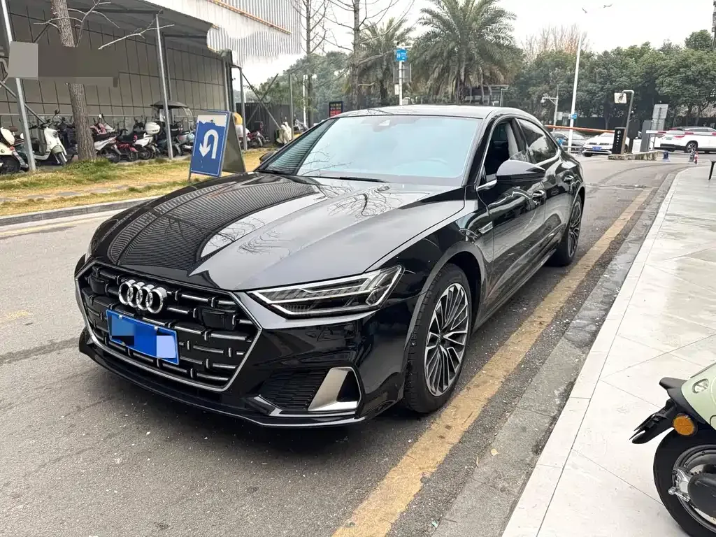 Audi A7L — фото 1