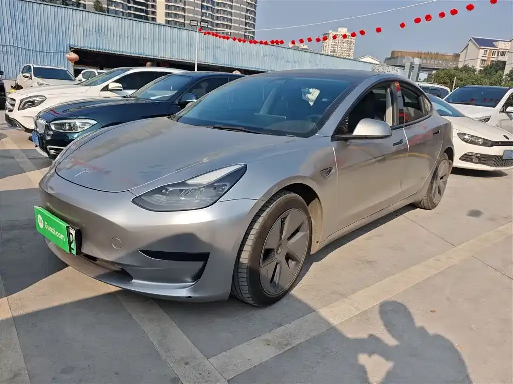 Tesla Model 3 — фото 1