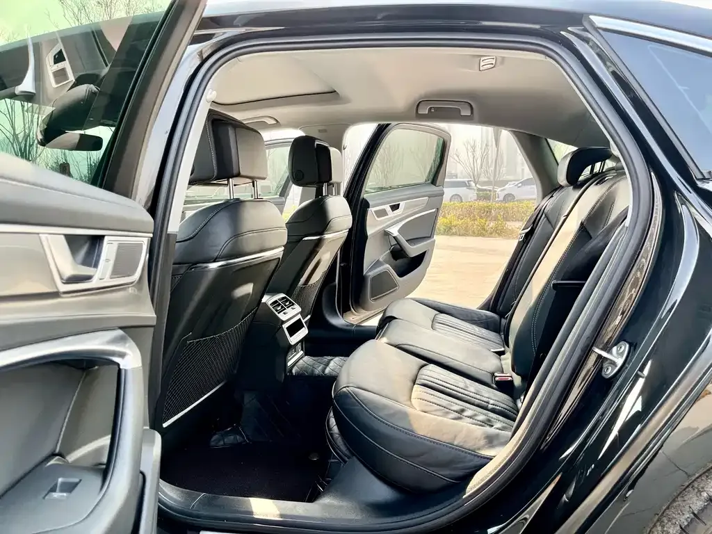 Audi A6L 2023 из CN, фото 6
