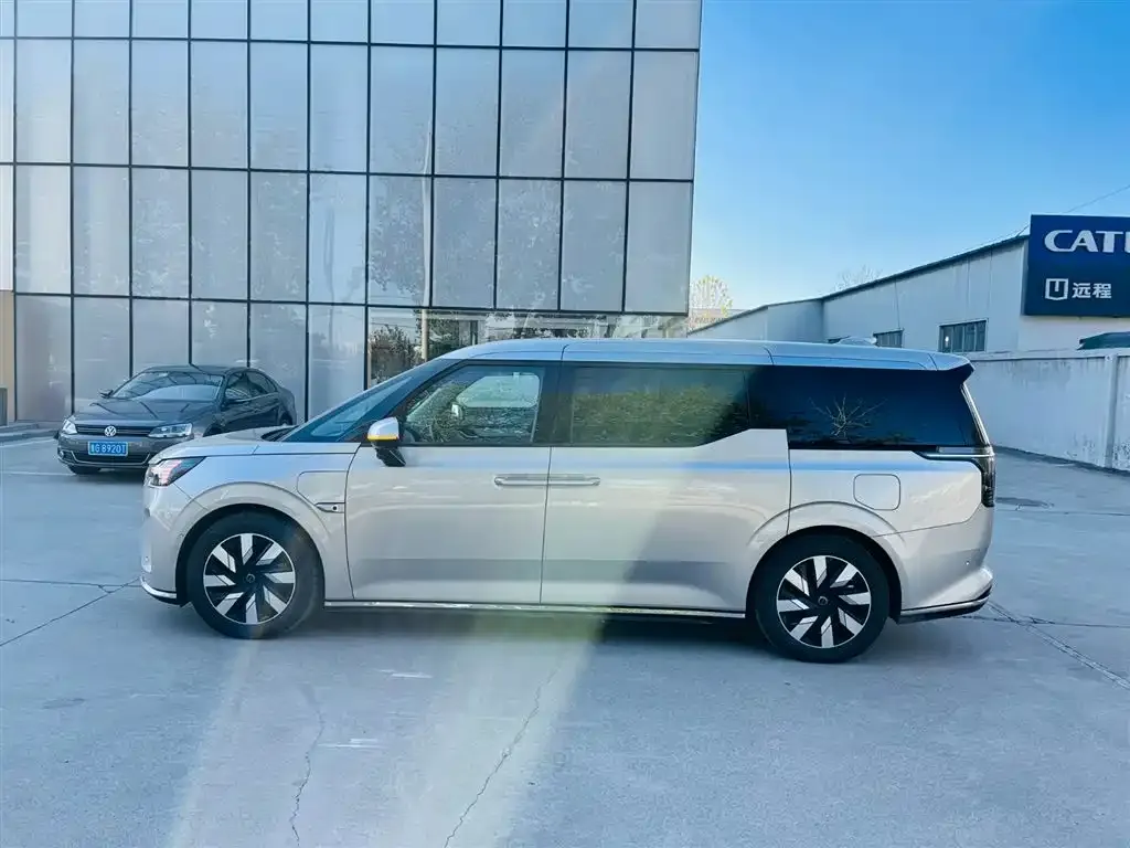Volvo EM90 2025 из CN, фото 3