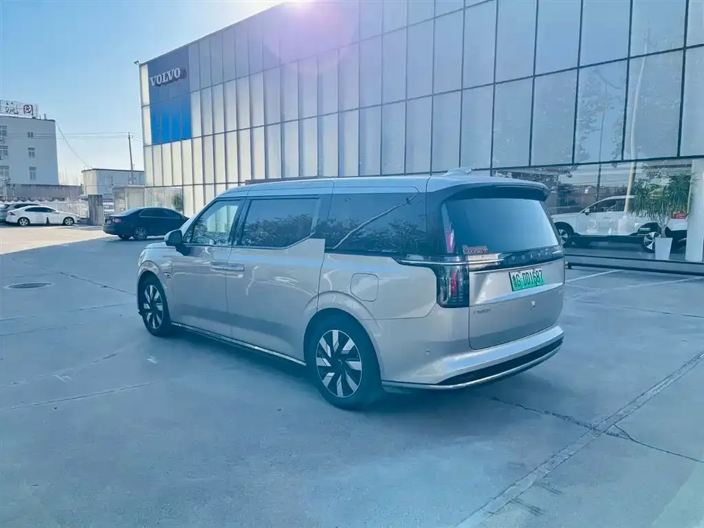Volvo EM90 2025 из CN, фото 4