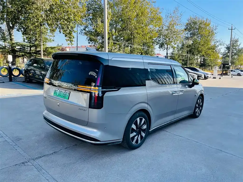 Volvo EM90 2025 из CN, фото 9