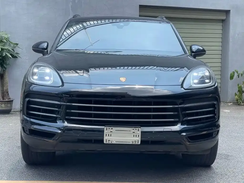 Porsche Cayenne — фото 1