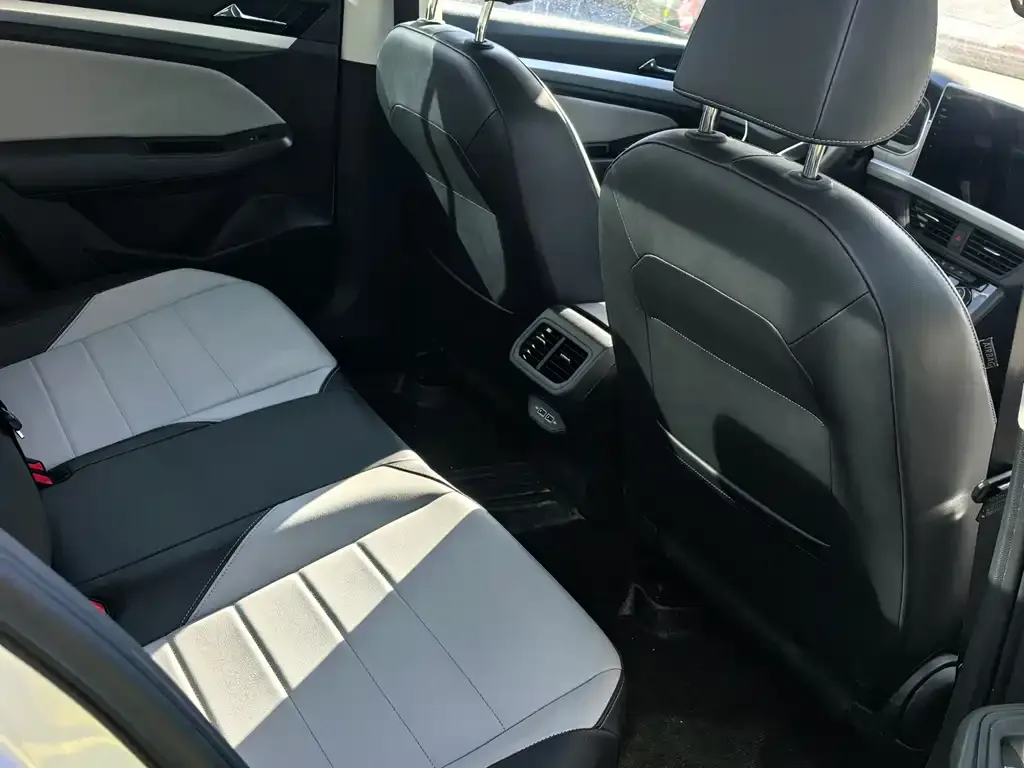 Volkswagen Bora 2024 из CN, фото 8