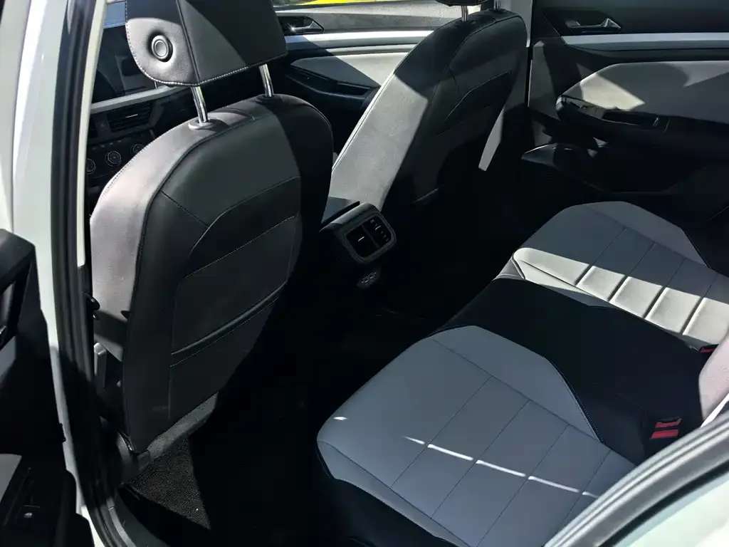 Volkswagen Bora 2024 из CN, фото 4