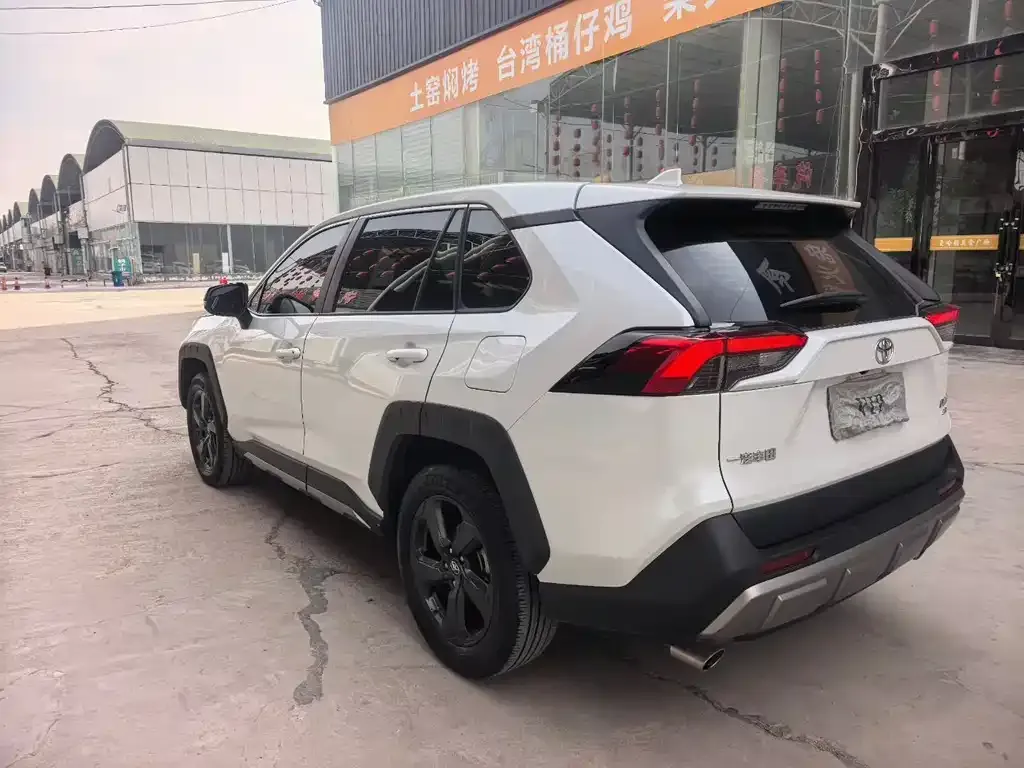 Toyota RAV4 — фото 6