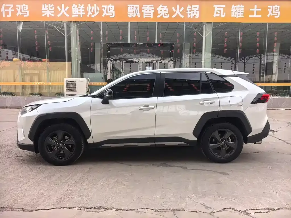 Toyota RAV4 — фото 8