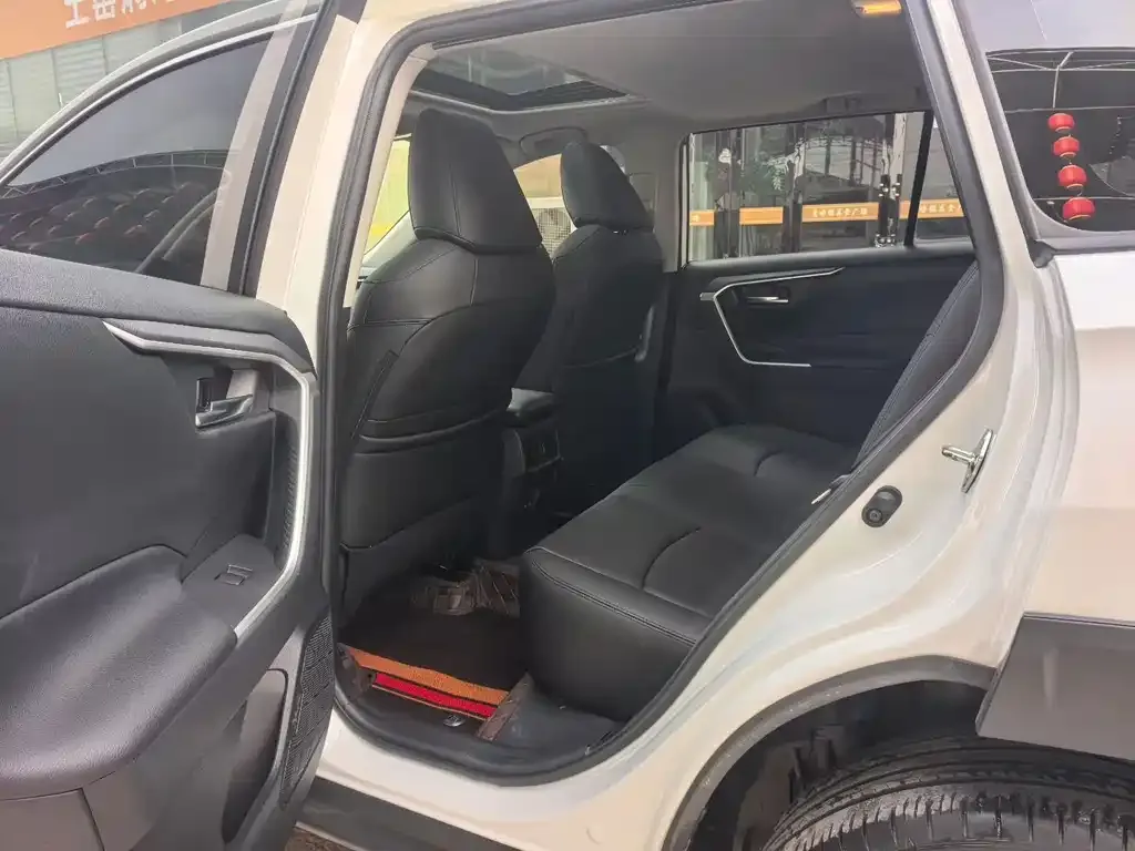 Toyota RAV4 — фото 7