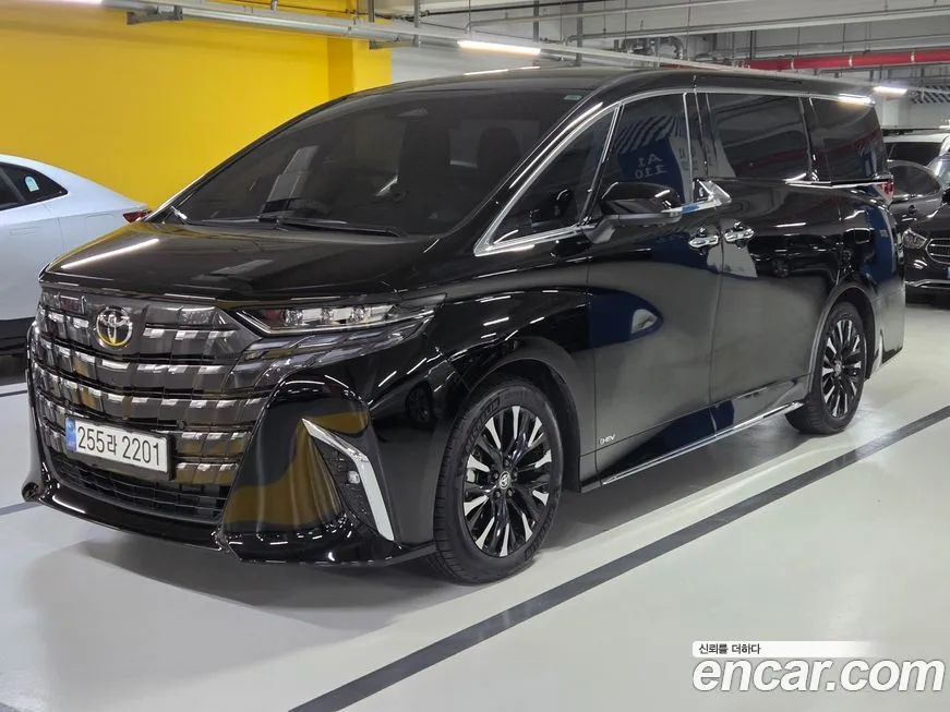 Toyota Alphard — фото 1