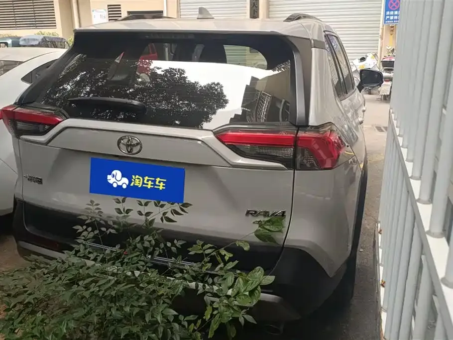 Toyota RAV4 2023 из CN, фото 3