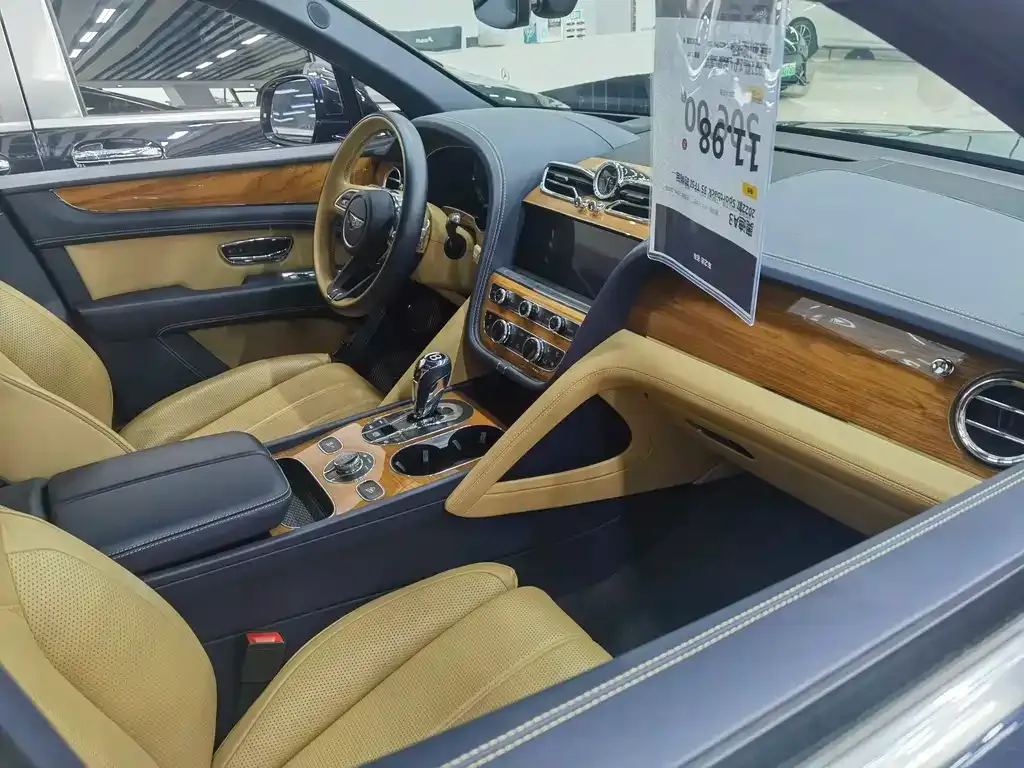 Bentley Bentayga 2023 из CN, фото 4