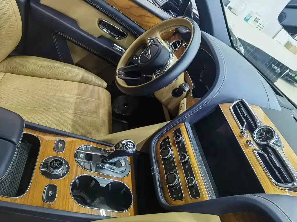 Bentley Bentayga 2023 из CN, фото 8