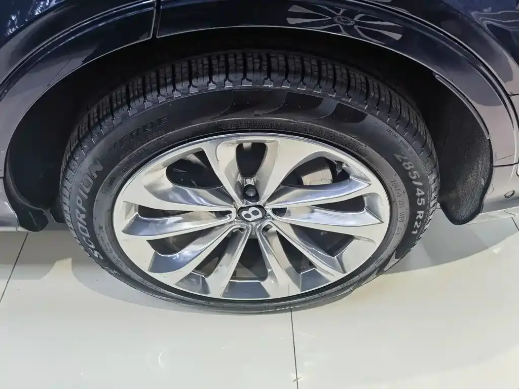 Bentley Bentayga 2023 из CN, фото 7