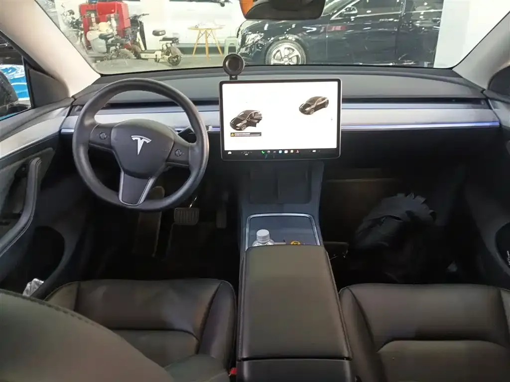 Tesla Model Y — фото 10