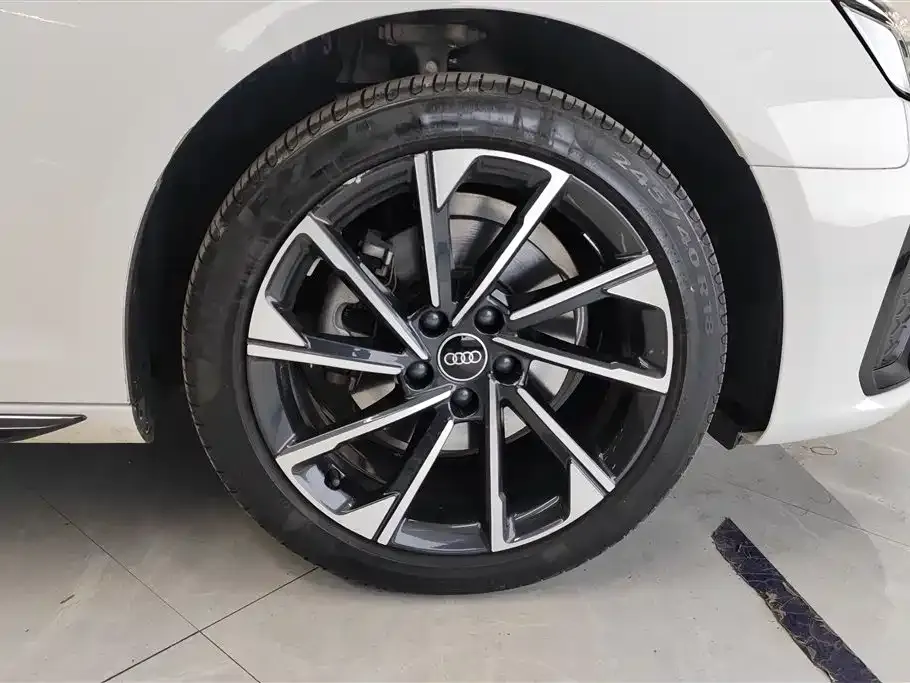 Audi A4L 2023 из CN, фото 4