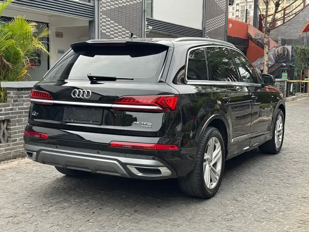 Audi Q7 — фото 10