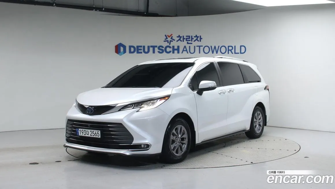 Toyota Sienna — фото 1