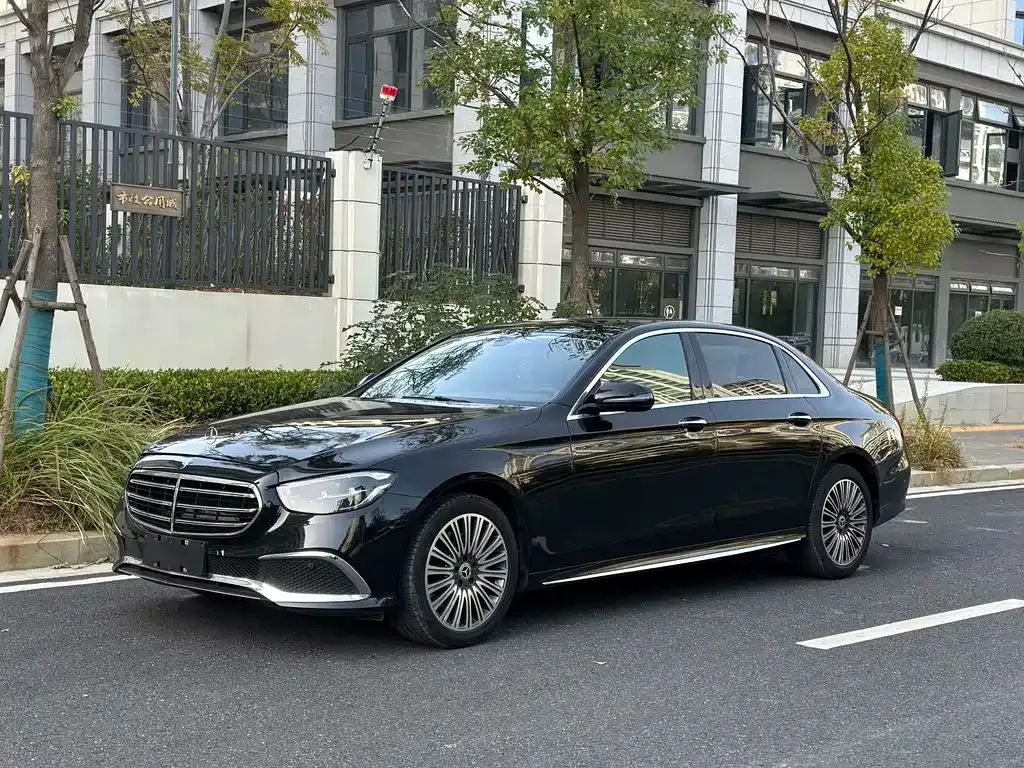 Mercedes-Benz E-Class — фото 1