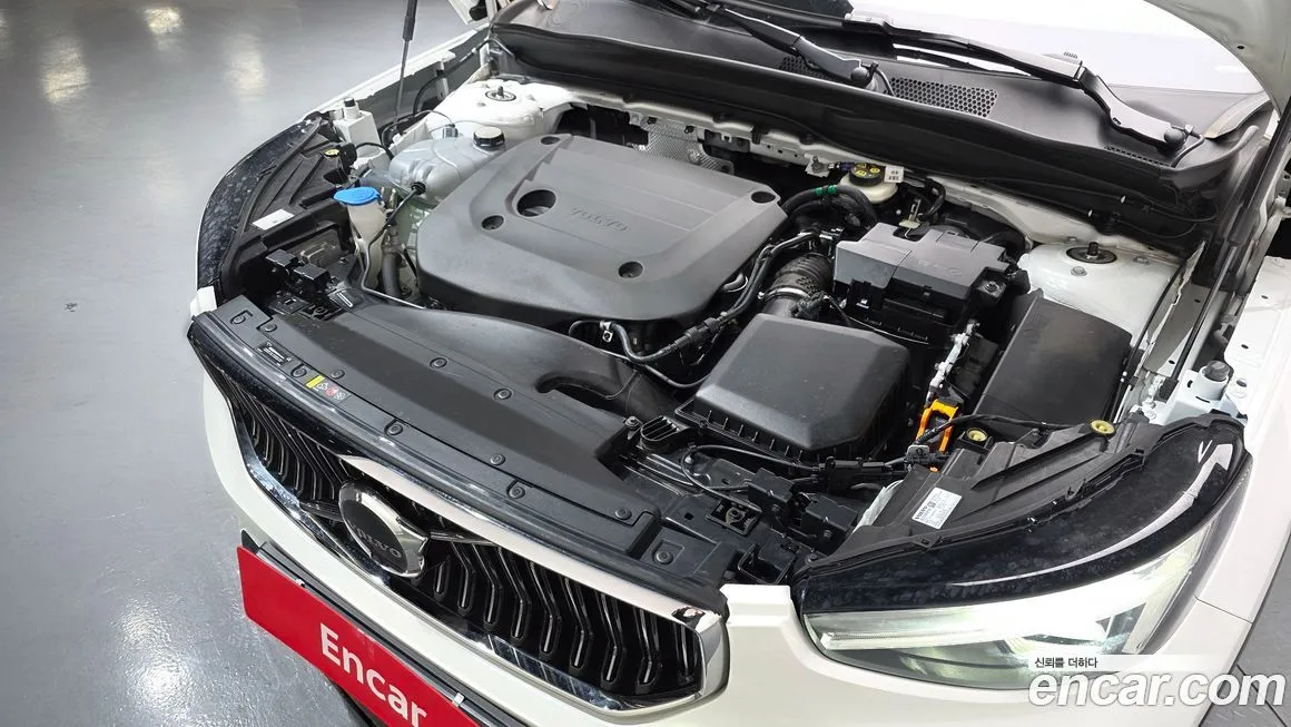 Volvo XC40 — фото 10