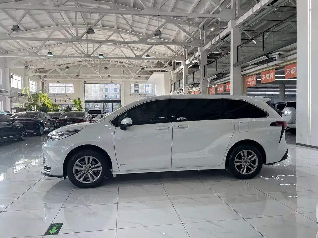Toyota Sienna 2024 из CN, фото 2