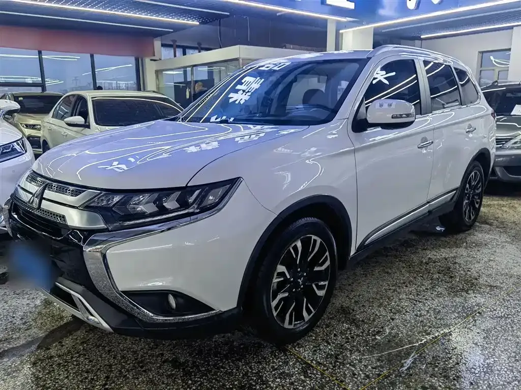 Mitsubishi Outlander — фото 7