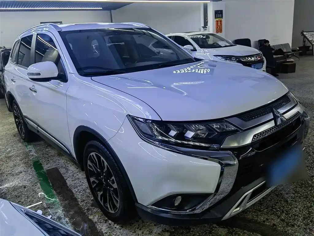 Mitsubishi Outlander — фото 10