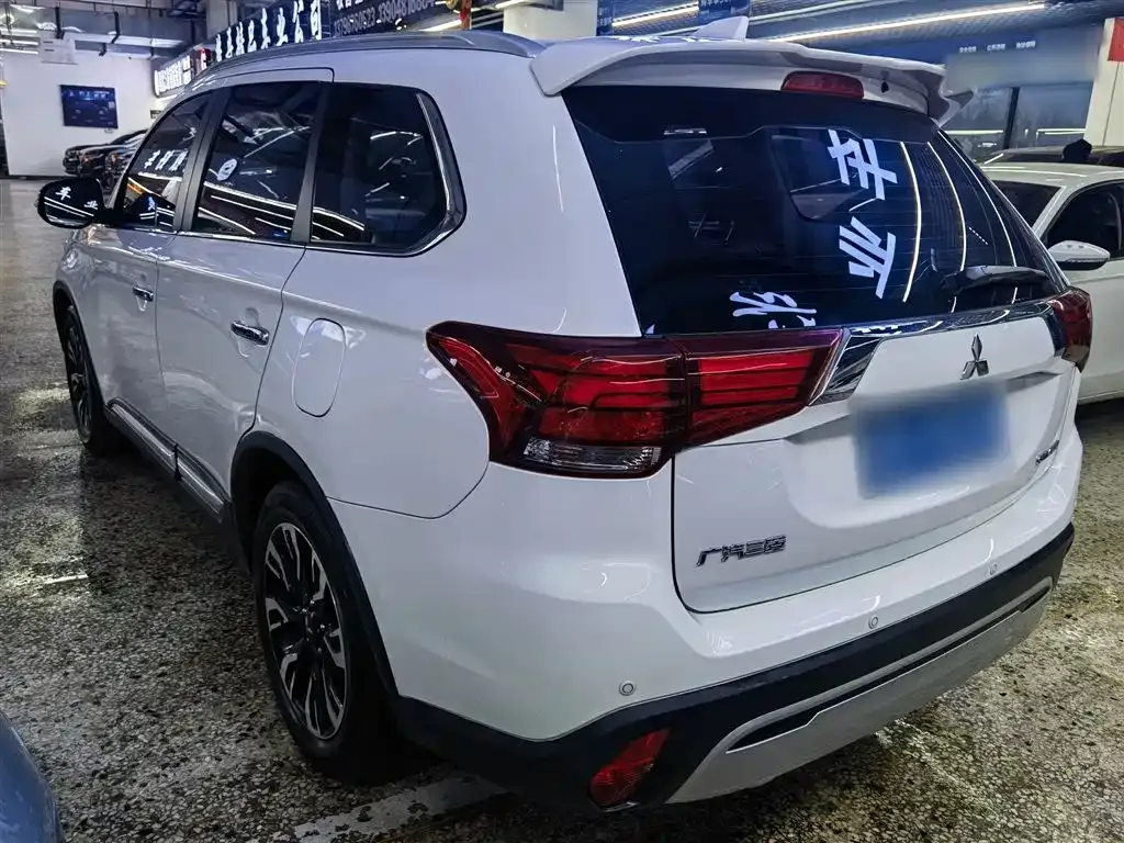 Mitsubishi Outlander — фото 9
