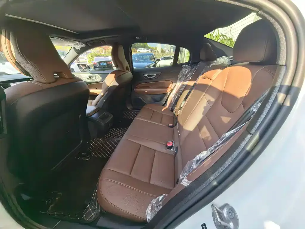 Volvo S60 2025 из CN, фото 2