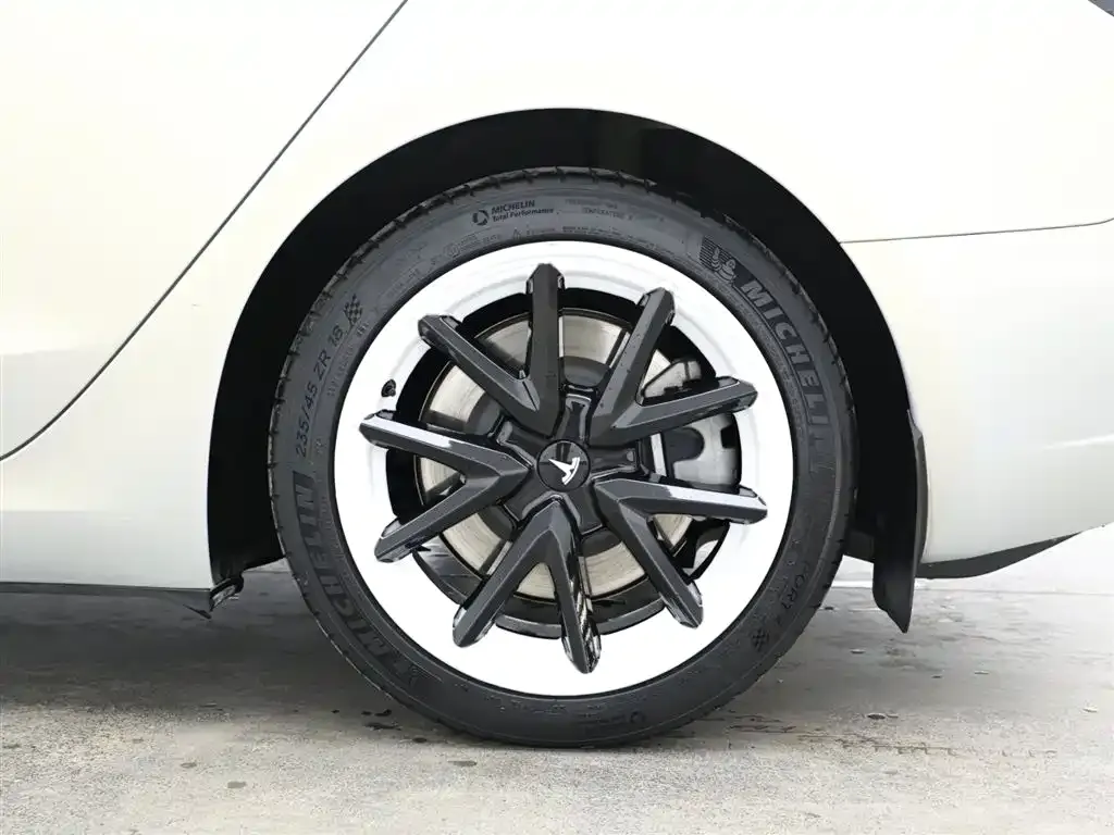 Tesla Model 3 — фото 10