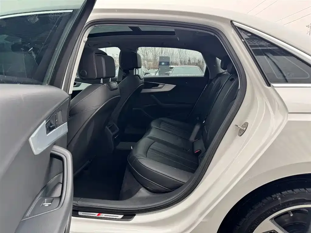 Audi A4L 2023 из CN, фото 9