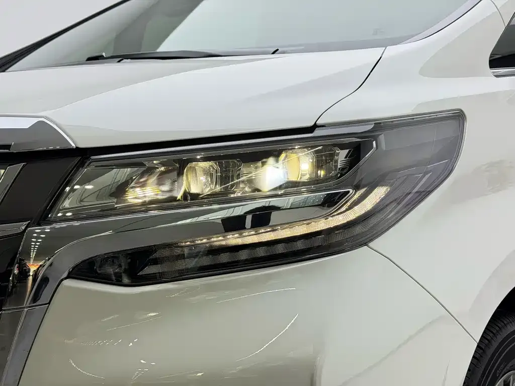 Toyota Alphard — фото 4