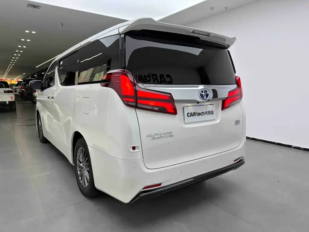Toyota Alphard — фото 2