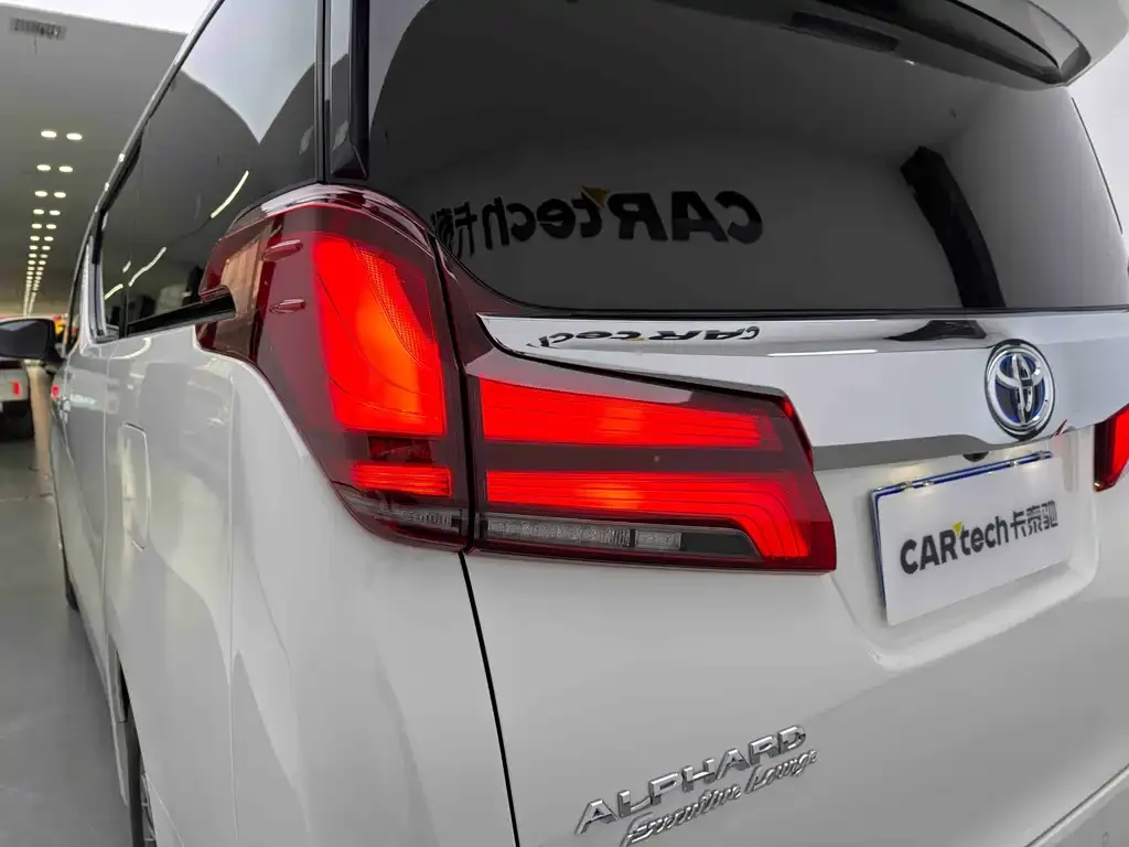 Toyota Alphard — фото 6