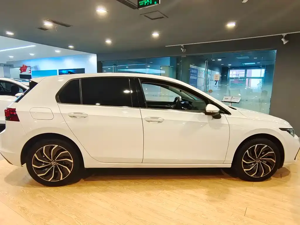 Volkswagen Golf 2024 из CN, фото 8