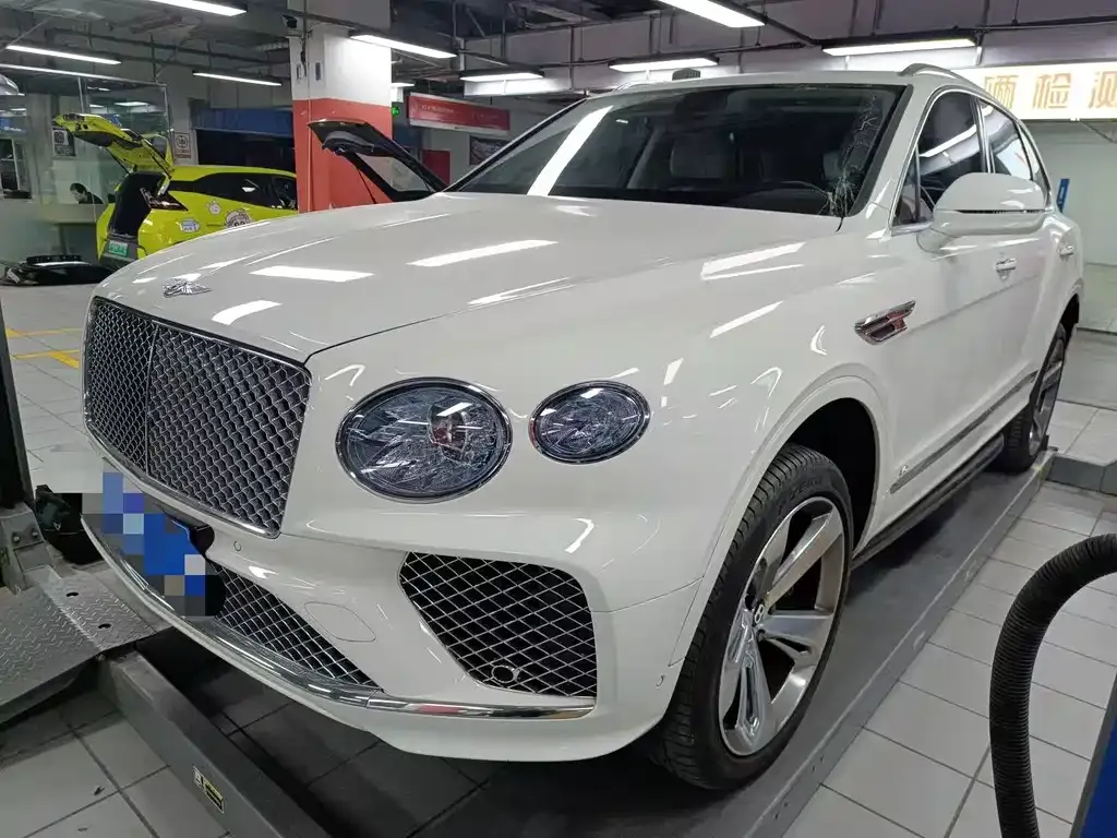 Bentley Bentayga — фото 1