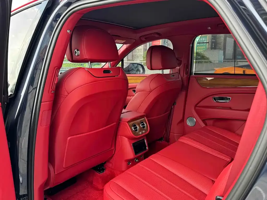 Bentley Bentayga 2023 из CN, фото 8