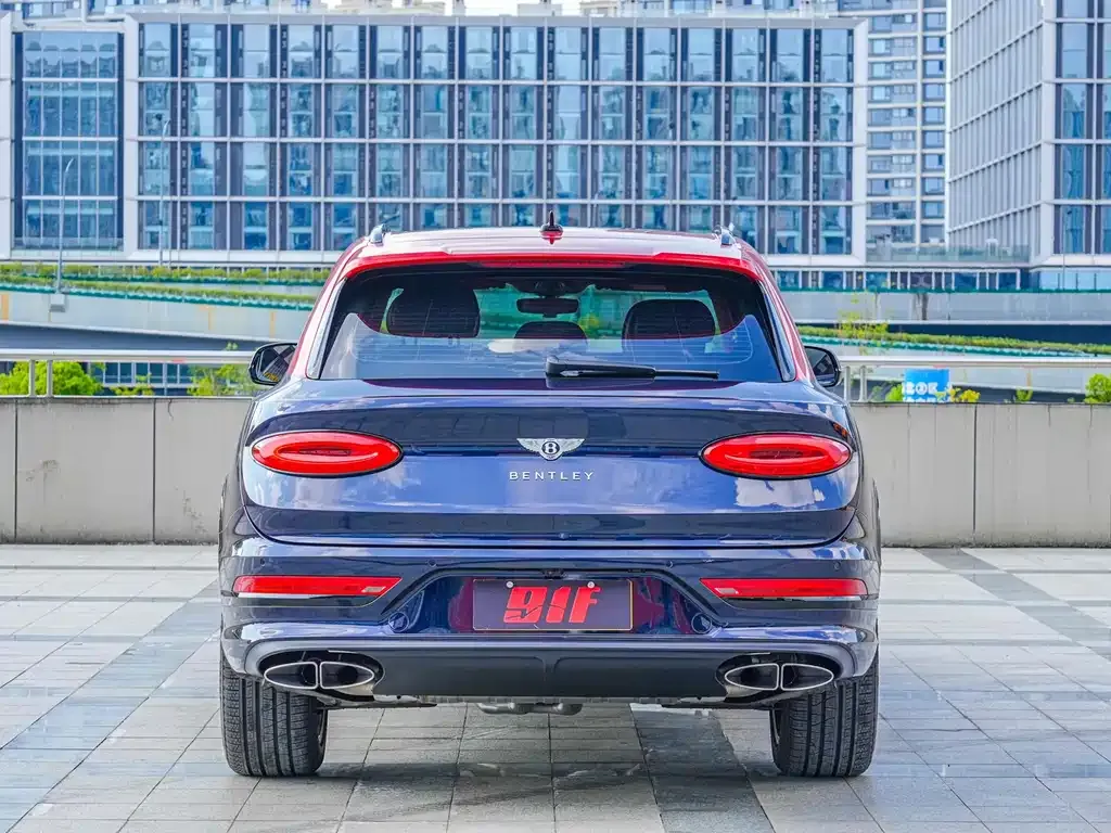 Bentley Bentayga 2023 из CN, фото 2