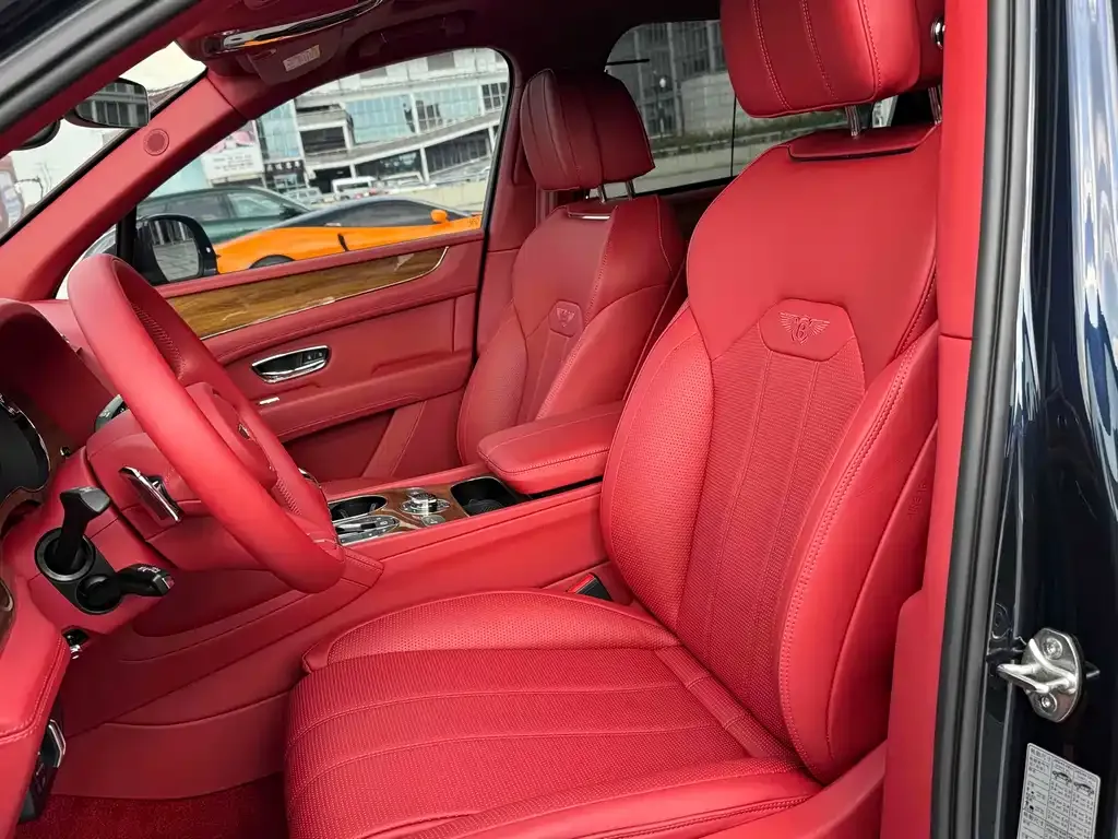 Bentley Bentayga 2023 из CN, фото 7