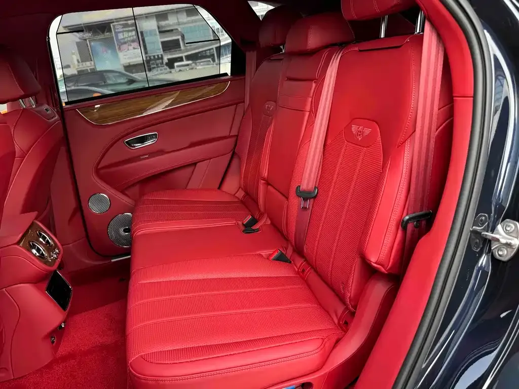 Bentley Bentayga 2023 из CN, фото 9