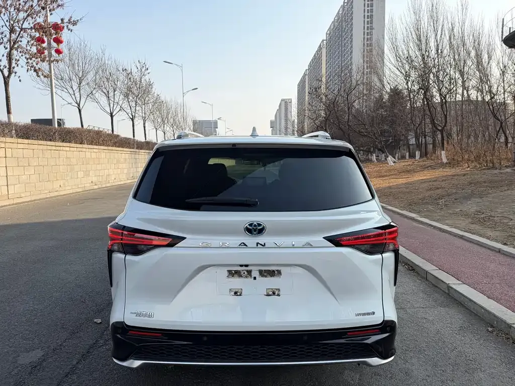 Toyota Granvia 2023 из CN, фото 8