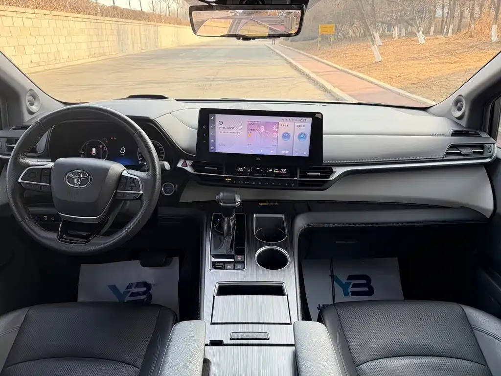 Toyota Granvia 2023 из CN, фото 3