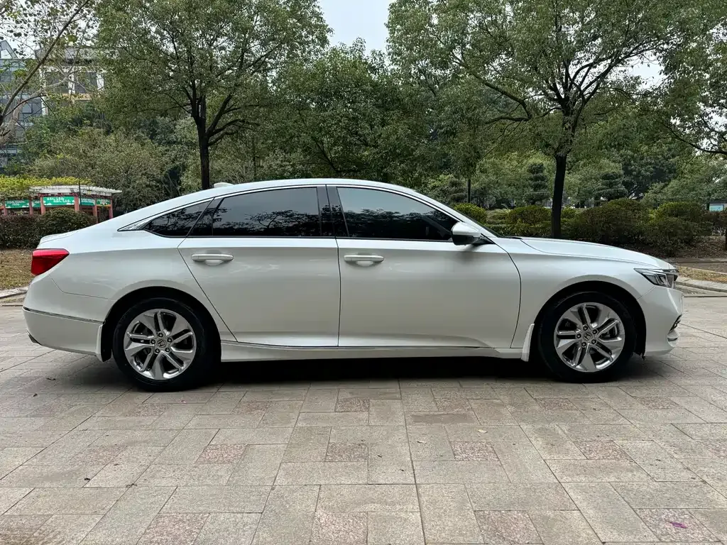 Honda Accord — фото 8