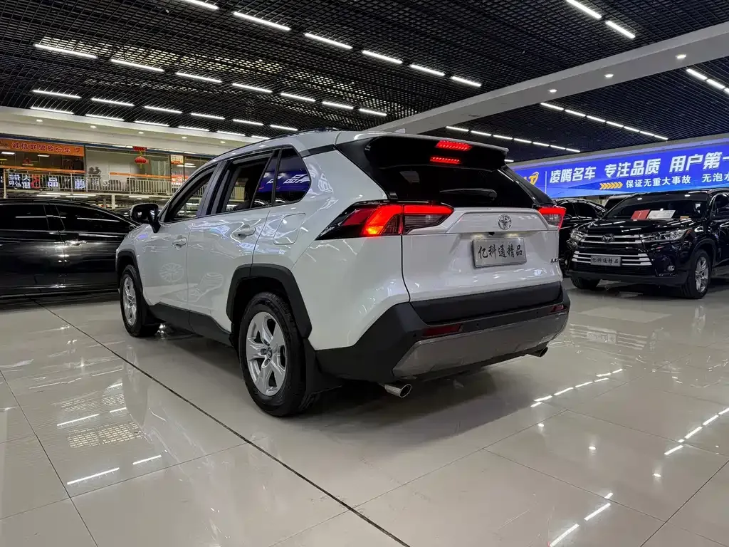 Toyota RAV4 2024 из CN, фото 3
