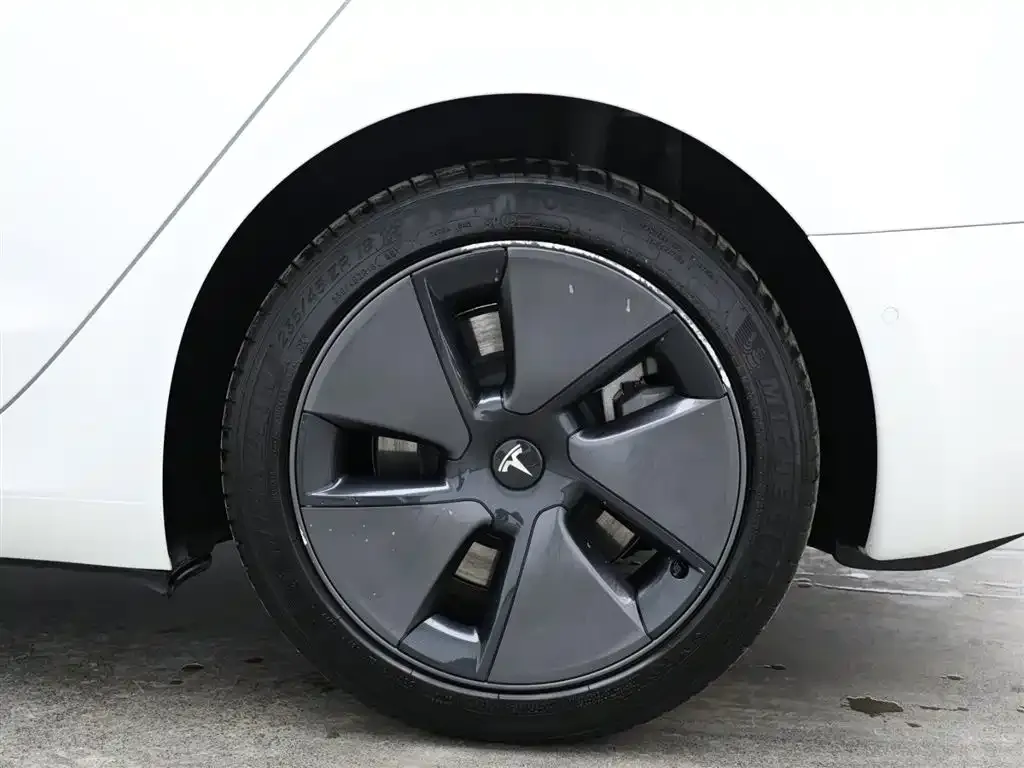 Tesla Model 3 — фото 8