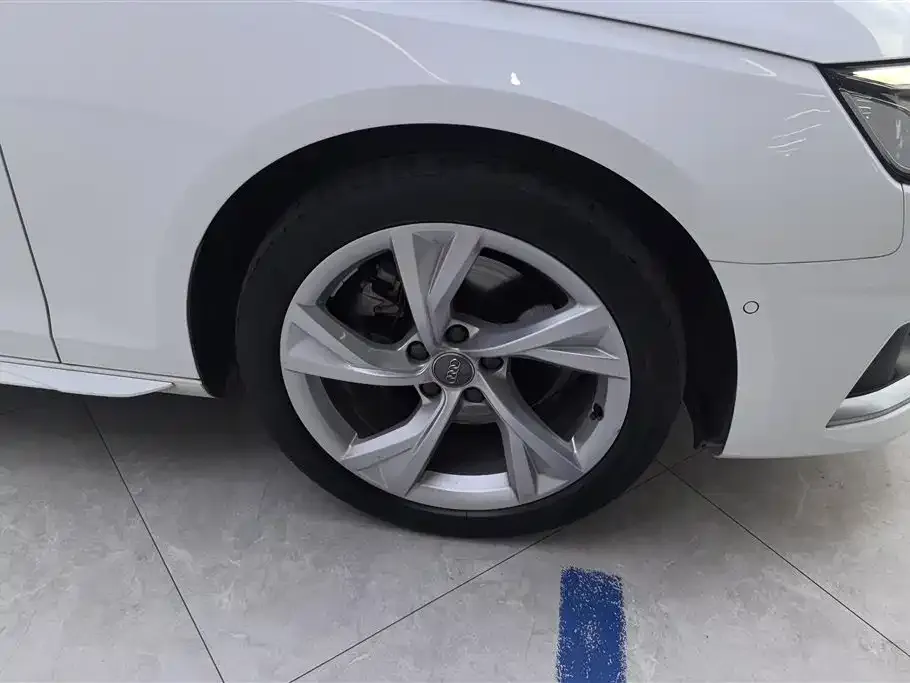 Audi A4L 2021 из CN, фото 4